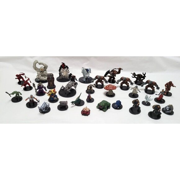Lot of 33 Wizards 2008 Assorted D&D Dungeons & Dragons Miniatures Figures - Picture 1 of 11